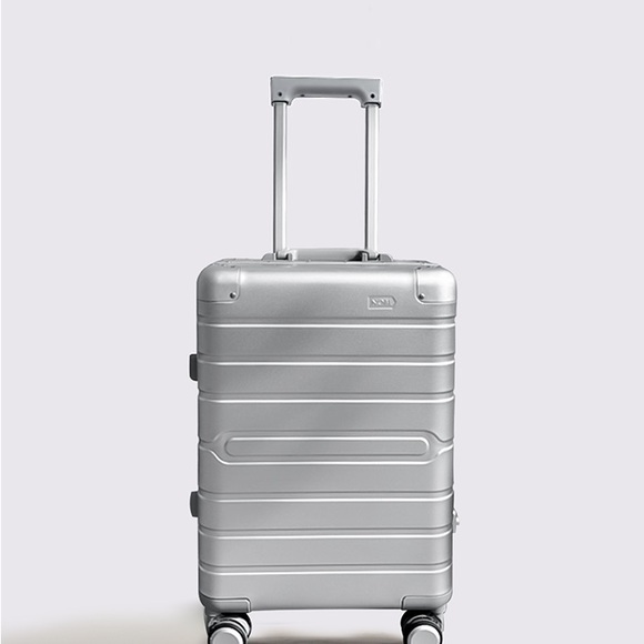Selling a Rollie. Silver color carry on.Never used and is in original packaging. - Picture 2 of 4